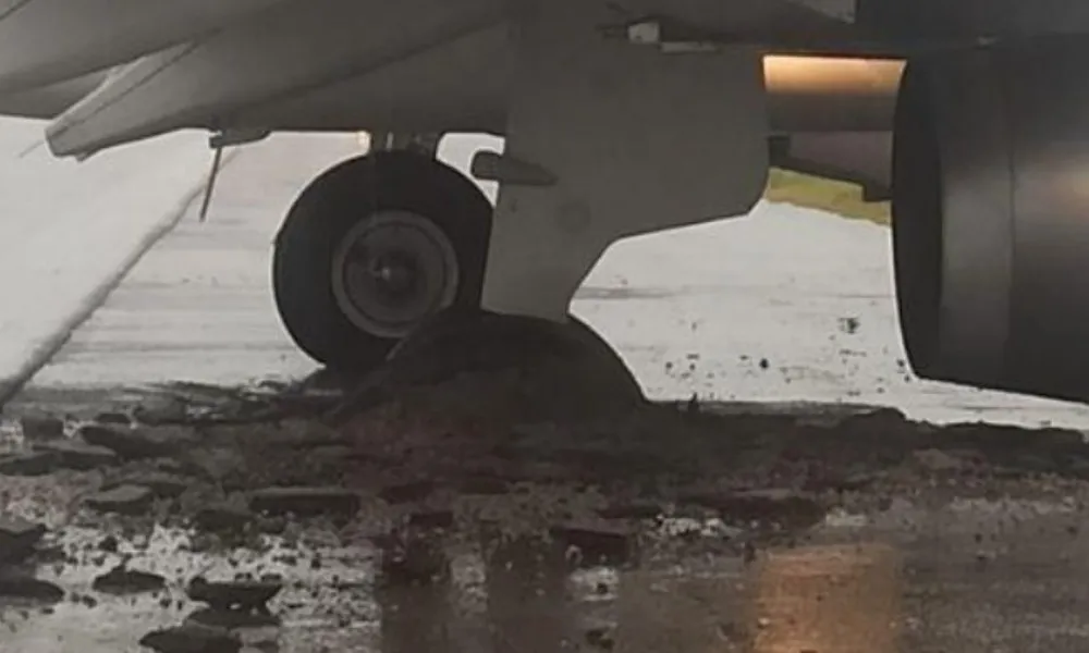 Imagem ilustrativa da imagem Avião derrapa e abre buraco na pista ao pousar no aeroporto de Florianópolis
