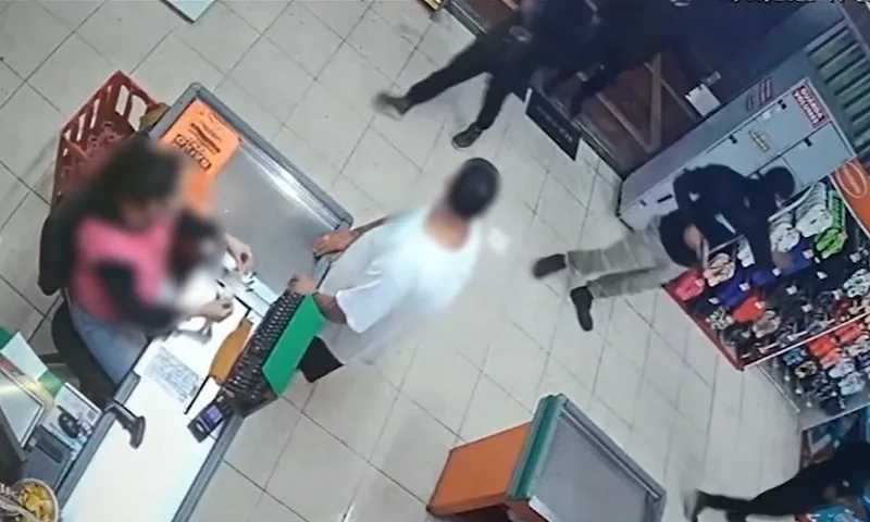 Imagem ilustrativa da imagem Bandidos vestindo camisas da Polícia Civil assaltam supermercado na Serra