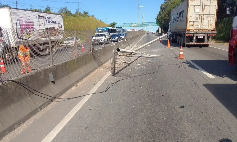 Imagem ilustrativa da imagem Caminhão perde o controle e dois ficam feridos na Rodovia do Contorno