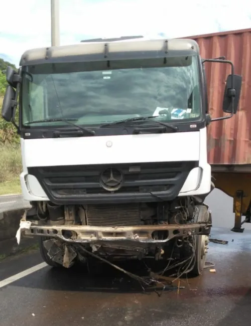 Imagem ilustrativa da imagem Carreta fica atravessada na pista e interrompe trânsito na BR-262 no ES