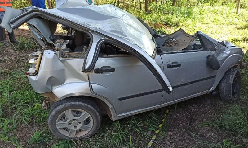 Imagem ilustrativa da imagem Carro cai sobre ferrovia e deixa duas pessoas feridas no Norte do ES