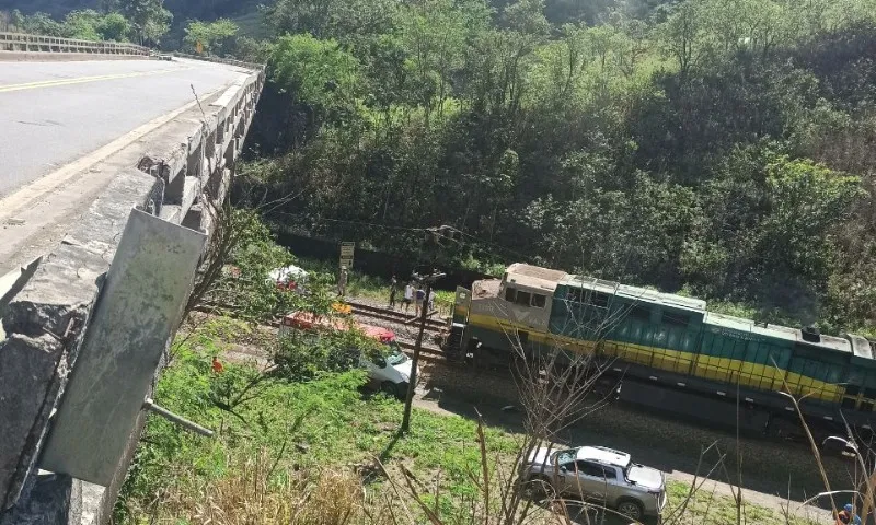 Imagem ilustrativa da imagem Carro cai sobre ferrovia e deixa duas pessoas feridas no Norte do ES