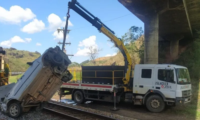 Imagem ilustrativa da imagem Carro cai sobre ferrovia e deixa duas pessoas feridas no Norte do ES