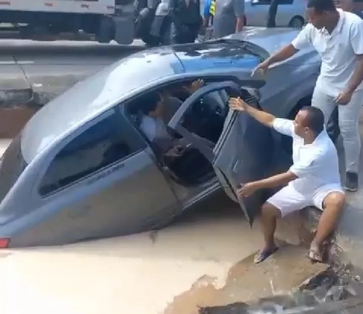 Imagem ilustrativa da imagem Carro de aplicativo é “engolido” por cratera na Avenida Recife