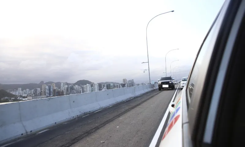 Imagem ilustrativa da imagem Cinco carros flagrados por minuto em faixa exclusiva para ônibus na Terceira Ponte