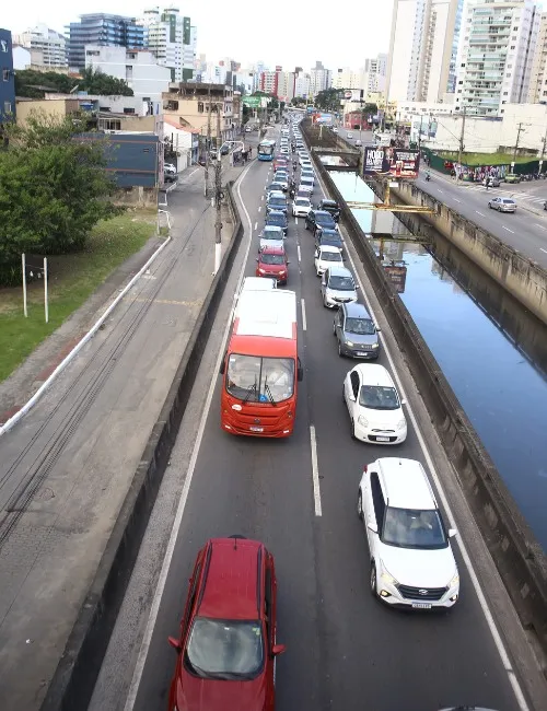 Imagem ilustrativa da imagem Cinco carros flagrados por minuto em faixa exclusiva para ônibus na Terceira Ponte