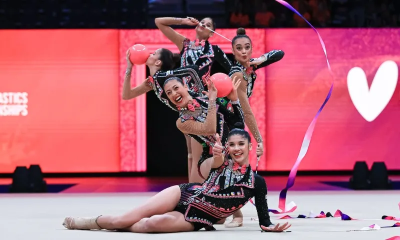 Imagem ilustrativa da imagem Com capixabas, conjunto brasileiro de ginástica rítmica garante vaga para Paris