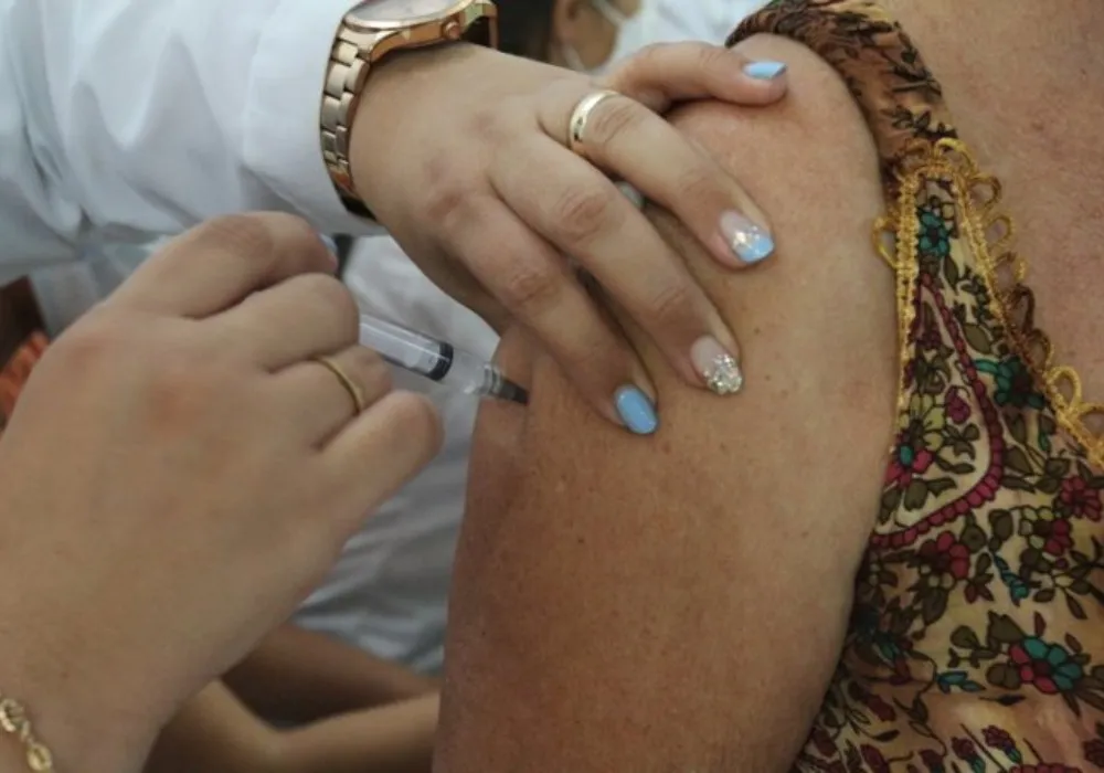 Imagem ilustrativa da imagem Desinformação de médicos sobre vacinação terá punição, diz ministra da Saúde