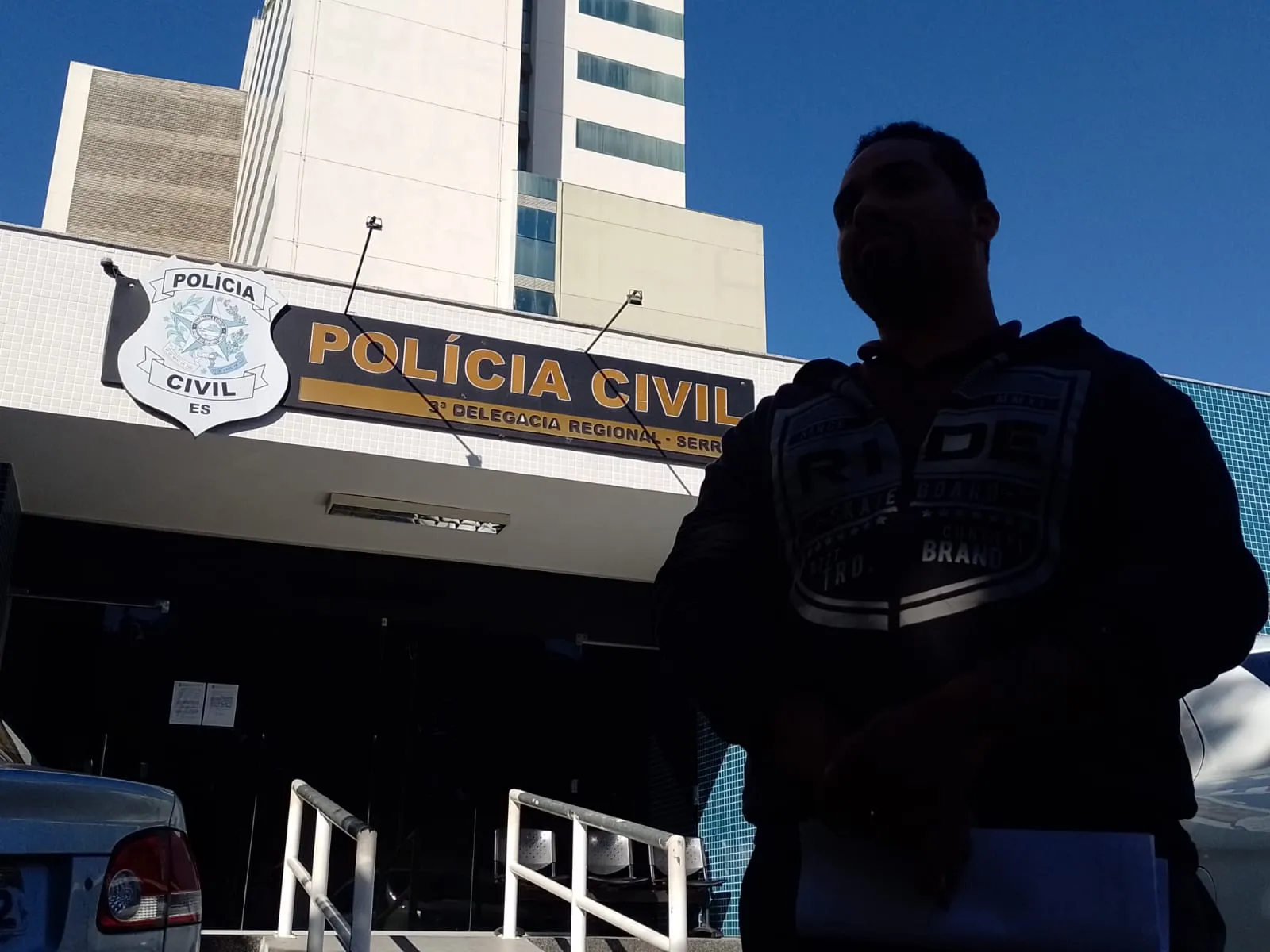 Imagem ilustrativa da imagem Dupla rouba carro e bate em poste ao fugir da polícia no ES. Veja vídeo