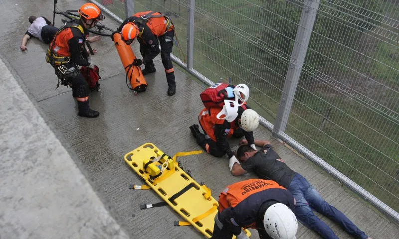 Imagem ilustrativa da imagem FOTOS | Bombeiros simulam resgate de ciclistas feridos na Terceira Ponte