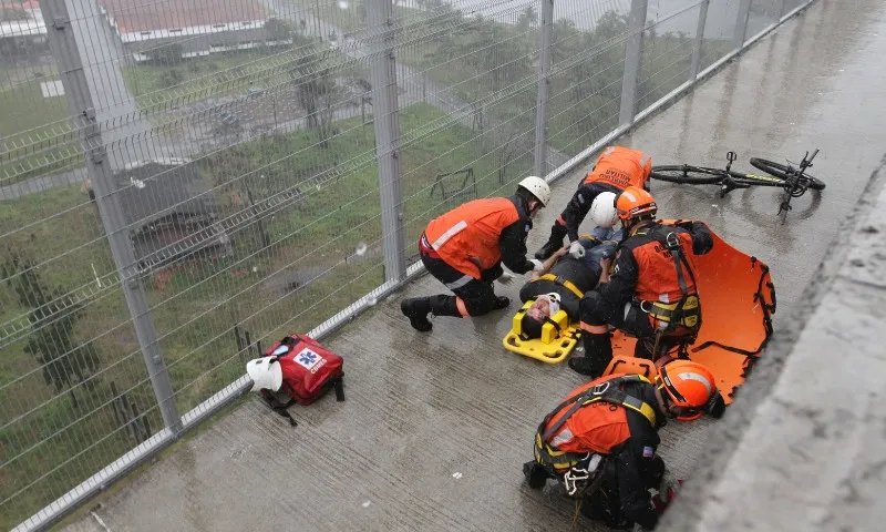 Imagem ilustrativa da imagem FOTOS | Bombeiros simulam resgate de ciclistas feridos na Terceira Ponte