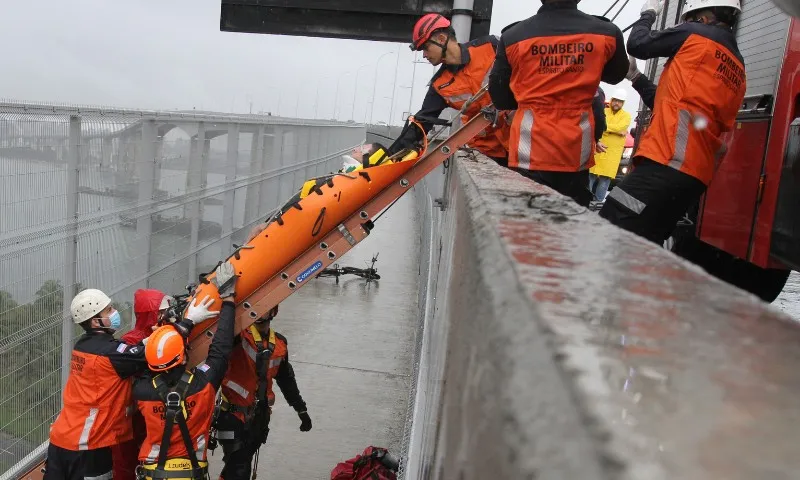 Imagem ilustrativa da imagem FOTOS | Bombeiros simulam resgate de ciclistas feridos na Terceira Ponte