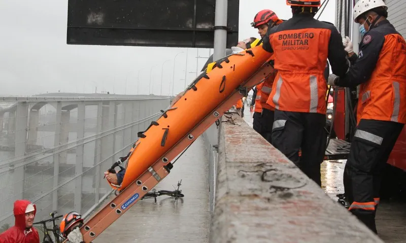 Imagem ilustrativa da imagem FOTOS | Bombeiros simulam resgate de ciclistas feridos na Terceira Ponte