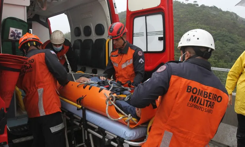 Imagem ilustrativa da imagem FOTOS | Bombeiros simulam resgate de ciclistas feridos na Terceira Ponte