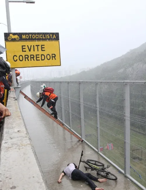 Imagem ilustrativa da imagem FOTOS | Bombeiros simulam resgate de ciclistas feridos na Terceira Ponte