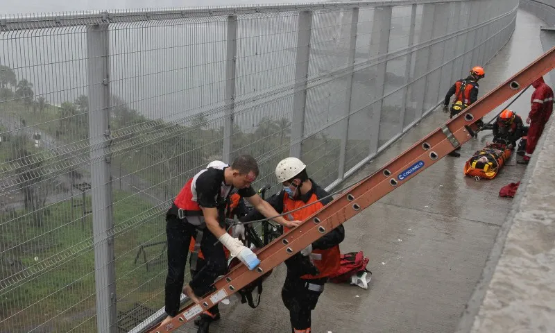 Imagem ilustrativa da imagem FOTOS | Bombeiros simulam resgate de ciclistas feridos na Terceira Ponte