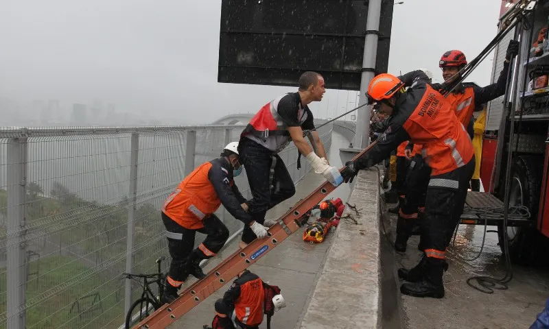 Imagem ilustrativa da imagem FOTOS | Bombeiros simulam resgate de ciclistas feridos na Terceira Ponte