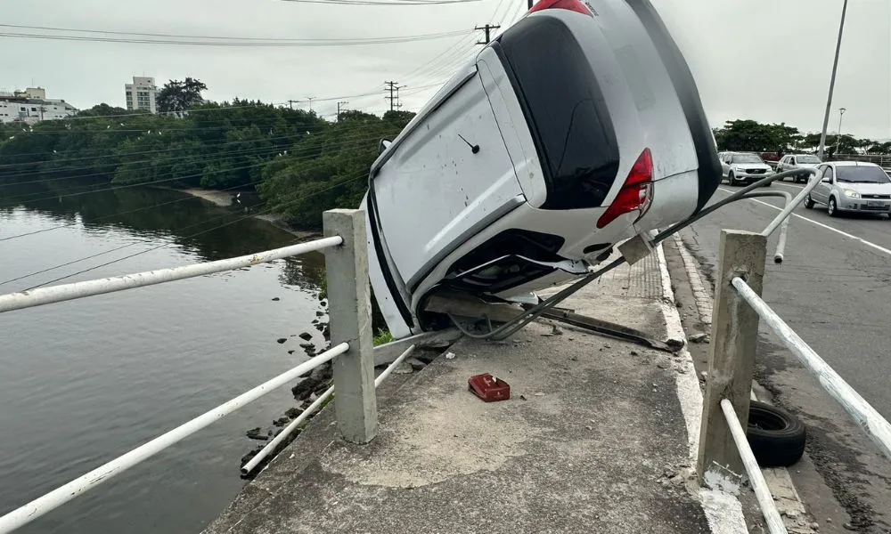 Imagem ilustrativa da imagem FOTOS | Carro de médica capota e fica pendurado em ponte de Vitória