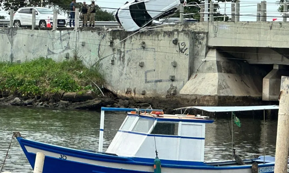 Imagem ilustrativa da imagem FOTOS | Carro de médica capota e fica pendurado em ponte de Vitória