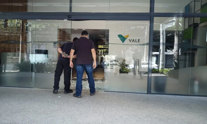Imagem ilustrativa da imagem Homem arromba prédio, tenta pular para outro edifício e acaba preso em Vitória