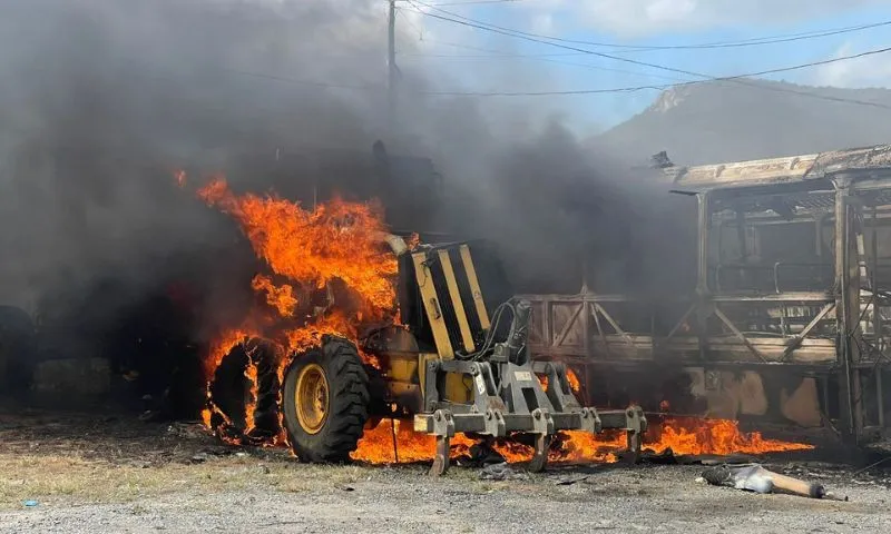 Imagem ilustrativa da imagem Incêndio atinge ônibus escolares em Taquaritinga do Norte
