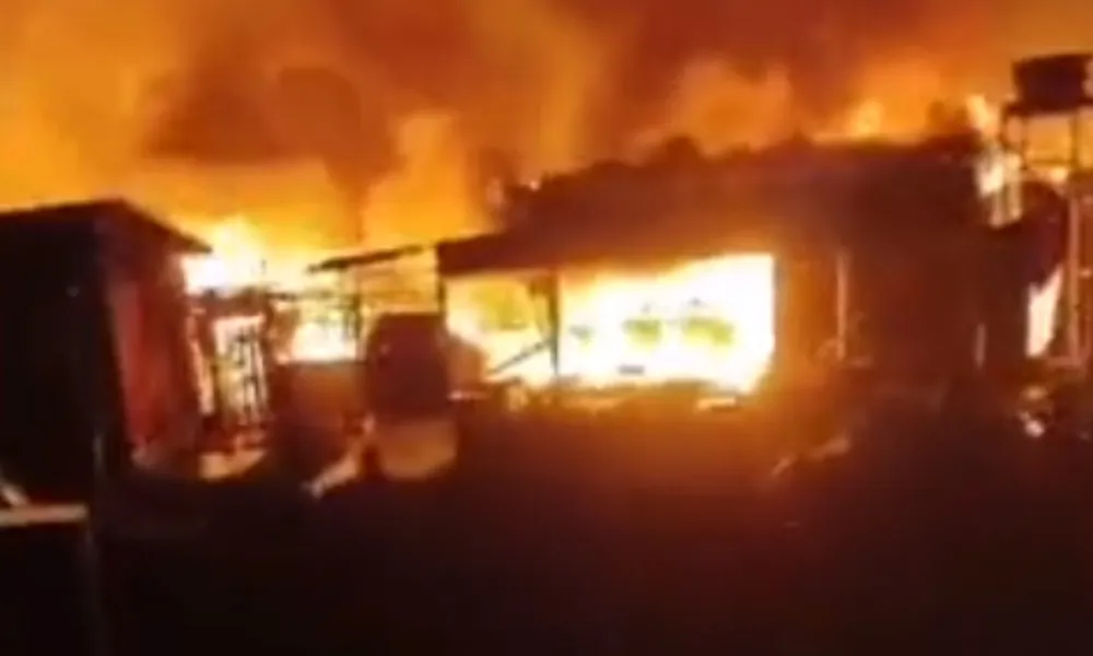 Imagem ilustrativa da imagem Incêndio destrói 36 casas em comunidade no litoral de São Paulo