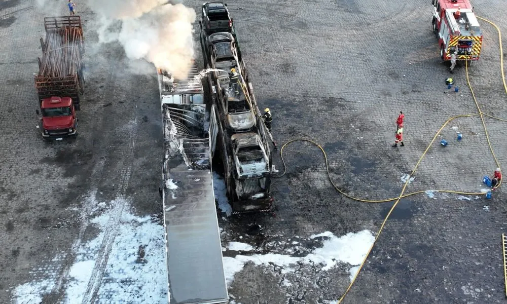 Imagem ilustrativa da imagem Incêndio destrói carreta e caminhão-cegonha com oito caminhonetes no ES