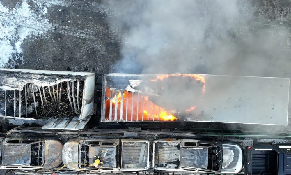 Imagem ilustrativa da imagem Incêndio destrói carreta e caminhão-cegonha com oito caminhonetes no ES