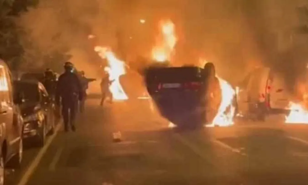 Imagem ilustrativa da imagem Manifestantes queimam escolas e delegacias em protesto por morte de jovem