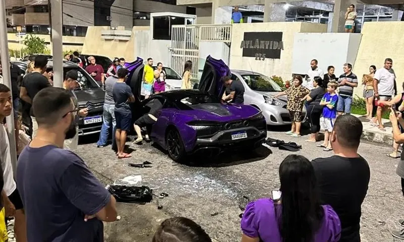 Imagem ilustrativa da imagem McLaren de R$ 3,8 mi fica destruída após bater em carro popular em Maceió