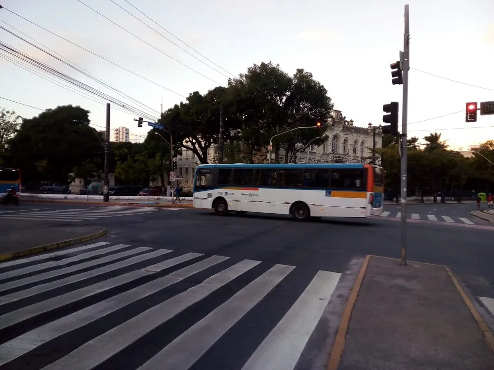 Imagem ilustrativa da imagem No Dia do Pedestre, Recife passa a ter equipamento para travessias seguras