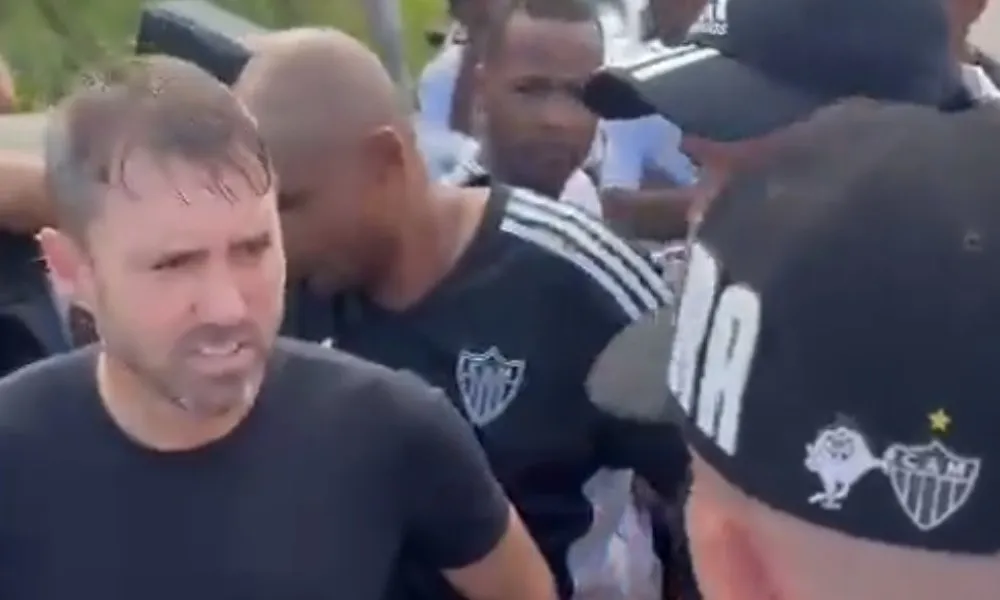 Imagem ilustrativa da imagem Organizada do Atlético-MG cobra Coudet em protesto após eliminação