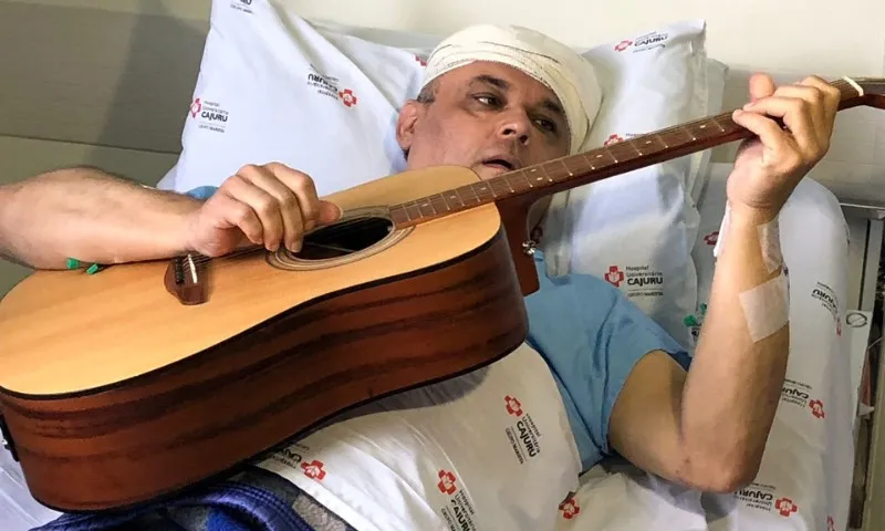 Imagem ilustrativa da imagem Paciente canta e toca violão durante cirurgia cerebral em Curitiba