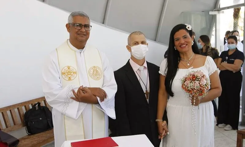 Imagem ilustrativa da imagem Paciente com leucemia se casa em capela de hospital na Serra