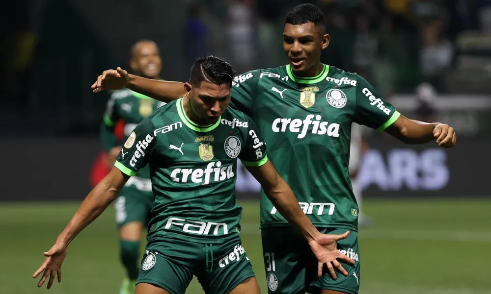 Imagem ilustrativa da imagem Rony anota dois e Palmeiras supera Coritiba no Allianz Parque