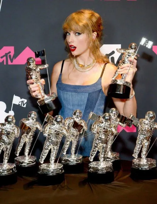 Imagem ilustrativa da imagem Taylor Swift vence prêmio de Melhor Videoclipe no VMA e quebra próprio recorde