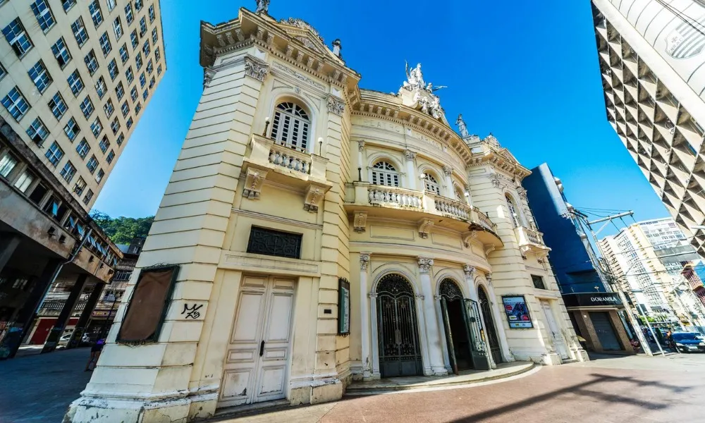 Imagem ilustrativa da imagem Teatro Carlos Gomes passa por reformas após mais de cinco anos fechado