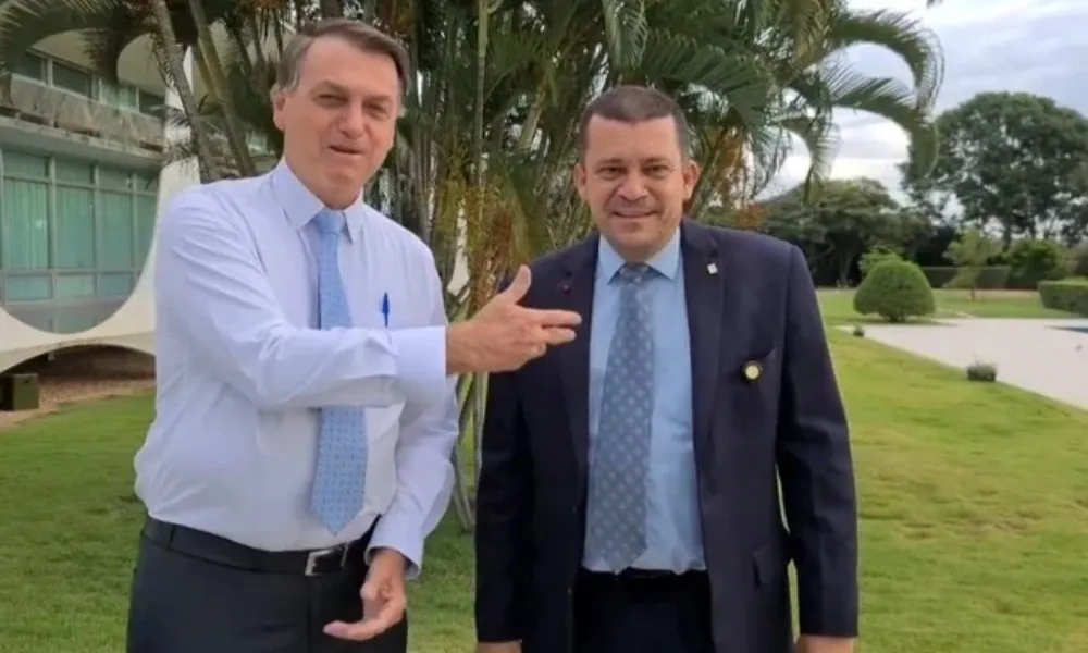 Imagem ilustrativa da imagem Assessor de Bolsonaro admite emissão de certificado mesmo sem ter se vacinado