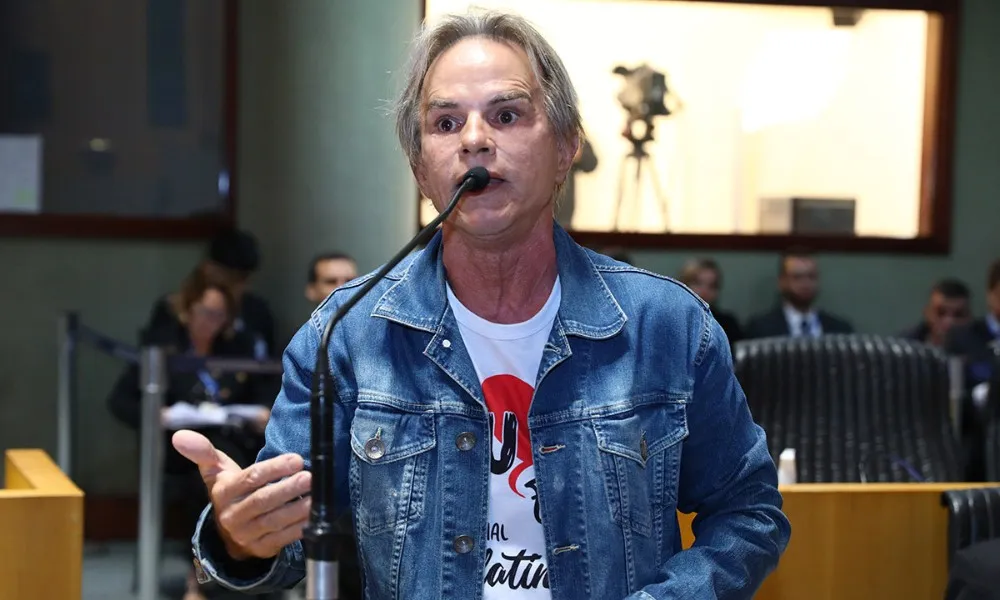 Imagem ilustrativa da imagem Deputados obrigados a usar terno e gravata