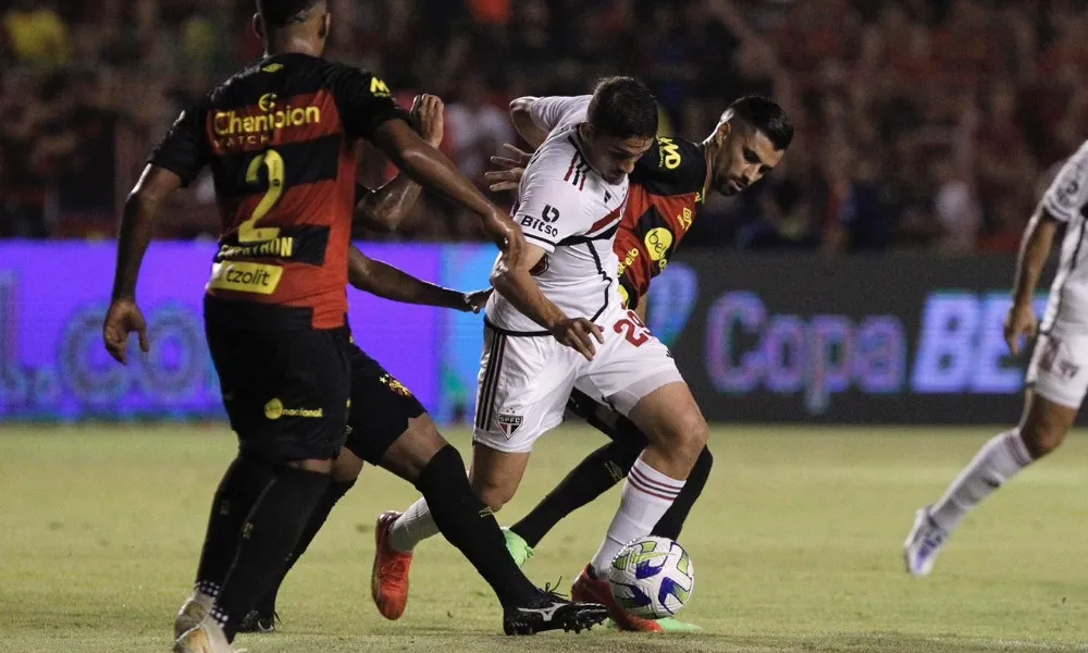 Imagem ilustrativa da imagem São Paulo aproveita expulsão, bate Sport e encaminha vaga na Copa do Brasil