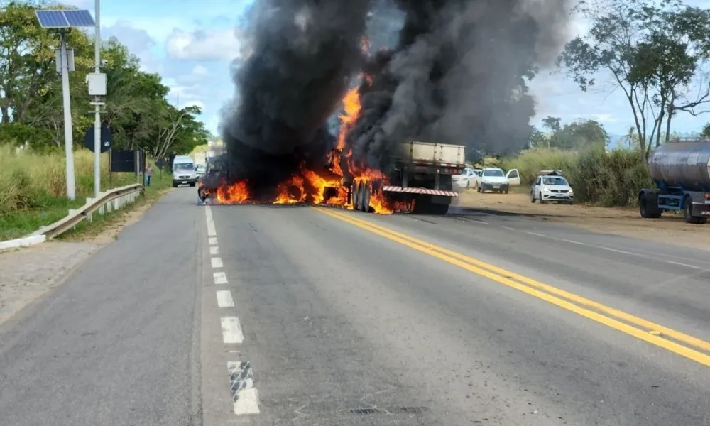 Imagem ilustrativa da imagem Acidente com tanque de gasolina causa incêndio na BR-101