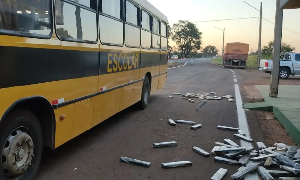 Imagem ilustrativa da imagem Suspeito usa ônibus escolar para transportar mais de 2,5 toneladas de maconha