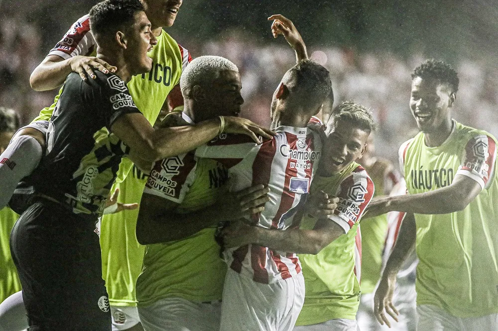 Imagem ilustrativa da imagem Timbu despacha o Floresta debaixo de chuva