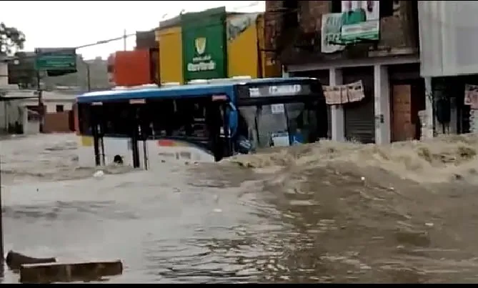 Imagem ilustrativa da imagem Uma manhã de quarta-feira de muita chuva e transtornos no Recife