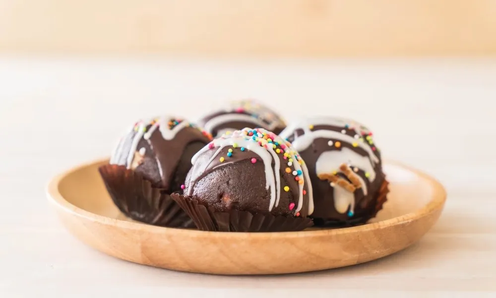 Imagem ilustrativa da imagem Mulher morre após comer bombons que ganhou de remetente misterioso