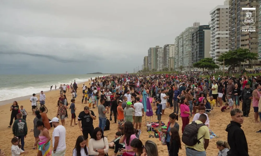 Imagem ilustrativa da imagem Manobras de aviões no ar encantam em Vila Velha