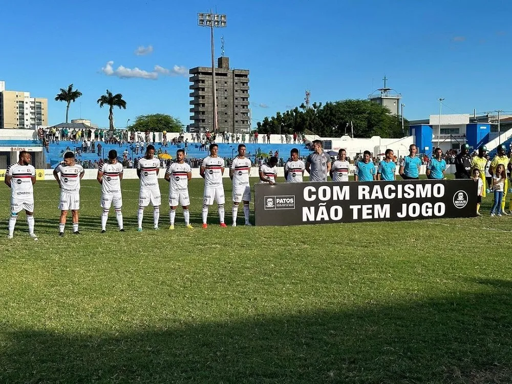 Imagem ilustrativa da imagem Mesmo com um a mais, Santa Cruz cede empate no finalzinho