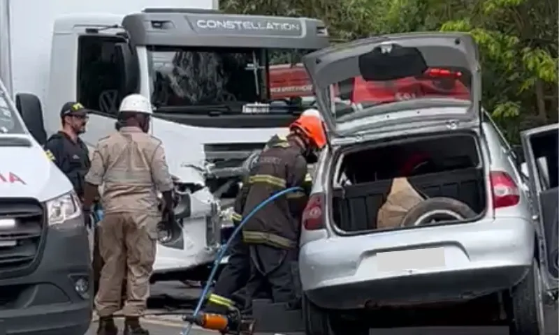 Imagem ilustrativa da imagem Acidente entre carro e caminhão deixa uma pessoa morta na BR-262