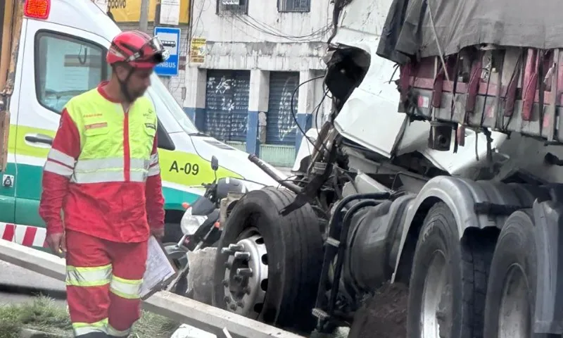 Imagem ilustrativa da imagem Acidente envolvendo caminhão, carreta e moto na BR 101 complica trânsito na Serra