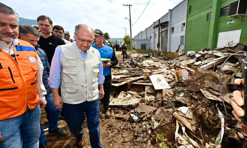 Imagem ilustrativa da imagem Alckmin anuncia R$ 741 milhões para cidades do RS afetadas por ciclone